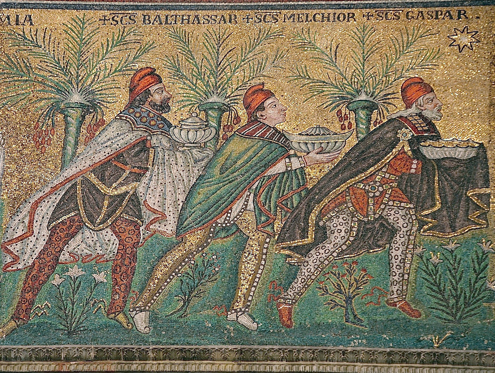 De tre zoroastristiske prestene, kalt de hellige tre konger. Mosaikk fra 500-tallet i basilikaen Sant' Apollinare Nuovo i Ravenna i Italia.