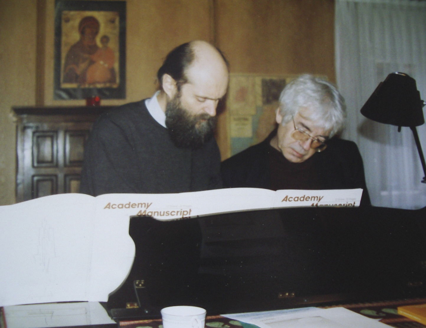 1994: Helmuth Rilling med Arvo Pärt i Berlin over partituret til «Litani» (Foto: Bach Akademiets arkiv)